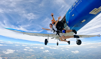 西安蓝田通用机场基地一日游【高空跳伞体验/专业教练一带一高空观光跳伞】