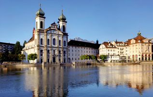 卢塞恩湖+铁力士雪山一日游【含景点门票+导游+缆车往返票+1小时滑雪装备+集合点往返接送】