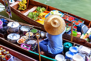 曼谷丹嫩沙多水上市场+美功铁道市场一日游【【舒适中小团丨可选人数、中/英导游丨大皇宫丨夜游湄南河丨骑大象】】