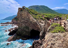 杨梅坑+桔钓沙+大鹏所城+较场尾+大梅沙海滨公园+金色海岸游艇+中英街+地王观光·深港之窗+世界之窗三日游