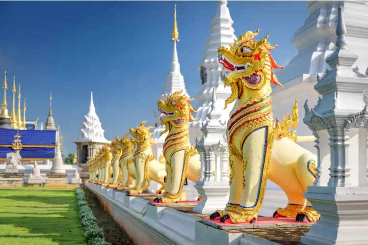 清迈蓝庙的本名叫做Wat Ban Den(班顿寺) 跟白庙黑庙的叫法一个道理，因为外表的主色调为蓝色而被人们叫做蓝庙，位于清迈湄登县（Mae Taeng），从古城出发，源于1894年的班顿寺，面积更大，建筑风格融合兰纳和缅甸风格，庙里都是正儿八经有年头的老东西，非常值得一看