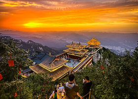 洛阳老君山景区一日游【2-8人商务小团舒适游玩/上门接送/直达索道口（送祈福牌·矿泉水·登山杖）】