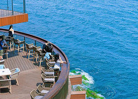 双月湾日出盐晶酒店·2大2小自助早餐+情人湾风景区礁石酒吧&观光塔+七星伴月海泉汤浴+网红泳池+旅拍