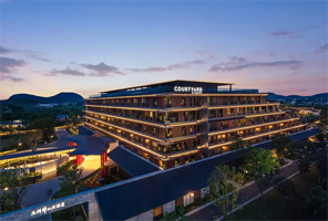 【打卡网红酒店】常州舜山小镇万怡酒店1晚+双早+双人舜山小镇2日无限次门票+涟泉含餐双人门票+亲子恒温泳池