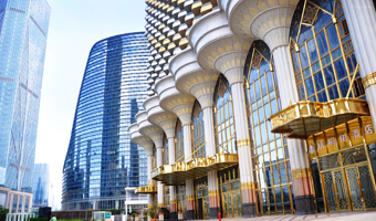 【近珠海长隆海洋王国】梧桐树酒店(珠海横琴口岸店)1晚+双人自助早餐+1大1小超大儿童乐园，距横琴口岸1KM