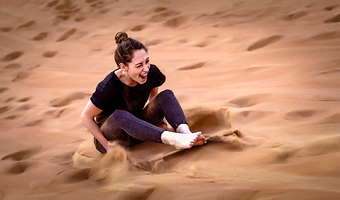 阿布扎比夜间沙漠探险之旅（含烧烤晚餐），拼车接送/专车接送可选，体验冲沙/滑沙/骑乘骆驼/夕阳美照