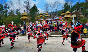 【住在千年瑶寨景区里的民宿】人民公社民宿1晚+双人千年瑶寨门票（含瑶寨歌舞表演票）+瑶族服装租借3h，不含早餐