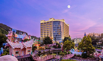 【酒店套餐】东莞嘉辉会丽呈华廷酒店(龙凤山庄店)+2大2小自助早餐+自助晚餐+龙凤山庄4A级景区+冰雪王国套票