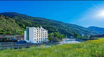 【距离双桥沟1.8km】圣洁度假酒店（四姑娘山景区店）住1晚+2张双桥沟套票（门票+观光车）+2人早餐