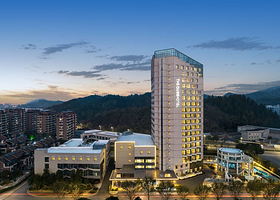 【观音堂滑雪场或江南天池滑雪场】雪票+市中心精选酒店★安吉绿地铂骊酒店含早餐+晚餐+暖心粥+儿童乐园★免费停车