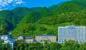 【酒店套餐】神农架中和国际滑雪场双人门票+高档酒店住宿1晚（神农山庄/萌卡酒店/丽呈睿轩）