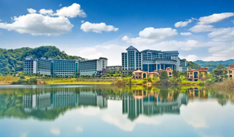 【春节可订】河源万绿湖美思威尔顿酒店2天1晚+双人早餐+矿物质汤泉+酒店健身房+泳池+欣赏万绿湖风光