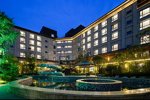 【距离2km左右】太白山希尔漫温泉酒店住1晚+2人太白山麒麟府温泉门票+酒店免费停车