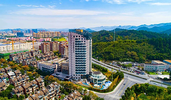 【黄金位置近景点】安吉绿地铂骊酒店1晚含早+双人晚餐,可选单房或观音堂滑雪场/江南天池滑雪场门票套餐