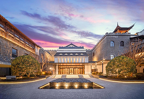 【海宁盐官旅游度假区】盐官潮乐之城无限次门票+五钻官方主推酒店★盐官潮乐之城主唱音乐度假酒店1晚含早-近海宁潮