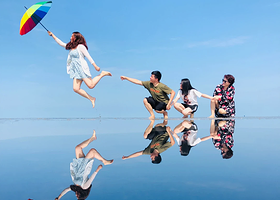 马来西亚天空之镜一日游【2-6人拼车团/私家团/含喂老鹰+萤火虫+蓝眼泪+天空之镜套票/中文司机/酒店接送】