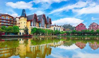 河源巴伐利亚庄园福朋喜来登度假酒店+双人宜客乐西餐厅自助早餐+双人国医国药温泉+欢乐魔术综艺秀