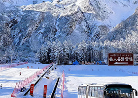 【酒店距离羌人谷驾车约45分钟】桃坪羌寨莎朗风情酒店住1晚+2人全天滑雪票（含雪具）+门票+观光车+2人早餐