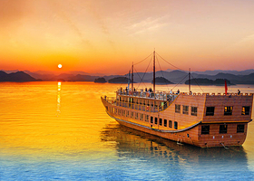 （千岛湖梦想5号游船船票+门票）梅峰岛+月光岛+穿越二大湖区+导游讲解+上门接