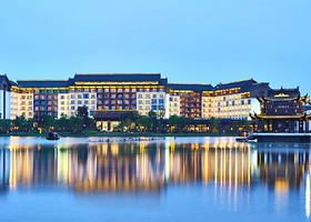 【官方酒店】无锡融创皇冠假日酒店或施柏阁酒店+双早，可选双人无锡融创乐园/无锡融创海世界/无锡热雪奇迹