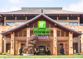 【酒店套餐】宜春明月山假日度假酒店1晚+双人自助早餐+可选双人温泉/双人明月山/双人明月千古情含演出