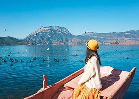 丽江泸沽湖纯玩一日游【上门接送+特色午餐+全景环湖+可选8人团+猪槽船+纯玩不进店无自费商务小团】