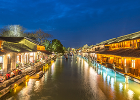 杭州西湖风景名胜区+西湖游船+雷峰塔+嘉兴乌镇+乌镇西栅景区+西栅夜游一日游【真纯玩·日游西湖·夜游乌镇】