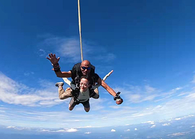 珠海跳伞体验海泉湾基地【4000米高空专业教练一带一跳伞体验 多种摄像任选】