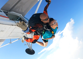 珠海莲洲跳伞一日游【高空跳伞/专业教练/基地直连/官方直营】