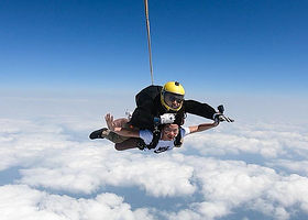 黑龙江翼云跳伞俱乐部+查干湖自然保护区一日游【官方直营/专业教练/高空跳伞/基地直连/湖景跳伞】