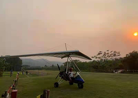 云南西双版纳中科院热带植物园三角翼飞行体验 【专业教练一带一飞行/可选飞行高度】