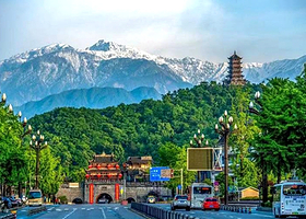 成都都江堰景区+成都青城山一日游【私家团+四环内接早+夜景蓝眼泪+打卡仰天窝广场】