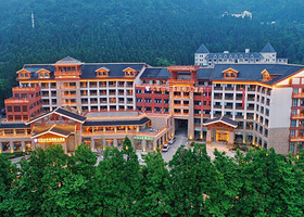 【酒店套餐】九宫山全景国际酒店主楼（景区内住宿）+2人九宫山景区门票+2人九宫山滑雪门票+2张三江森林温泉门票