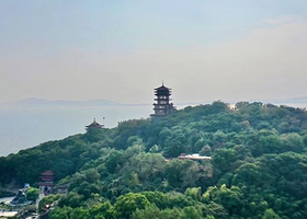 无锡三国城+水浒城+鼋头渚+苏州拙政园+寒山寺+杭州雷峰塔+西湖游船+灵隐飞来峰景区+上海东方明珠四日游