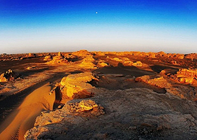 莫高窟+鸣沙山月牙泉+嘉峪关关城二日游【100%纯玩+市区/火车接送】