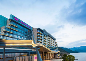 【错峰大促】千岛湖皇冠假日酒店1晚+双早+3张农夫山泉(淳安生产基地)参观门票+卡丁车体验1次