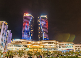 【酒店套餐】青岛海上游艇观光2位+中联自由港湾酒店住宿1晚丨双床大床可选丨高端四钻酒店