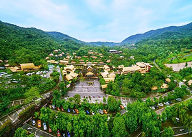 呀诺达热带雨林+海南槟榔谷黎苗文化旅游区一日游【双景区门票+三亚往返接送（赠送呀诺达单程缆车）】