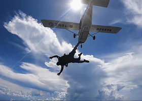 浙江湖州安吉天子湖10000英尺高空跳伞~专业持证教练一带一体验