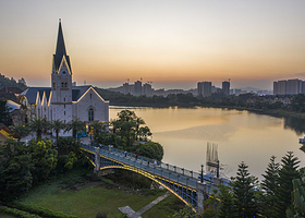 【爆款回归】惠州五矿哈施塔特君澜度假酒店1-2晚+早餐+哈施塔特小镇&哈施塔特王国演艺秀+多项目+家庭晚餐