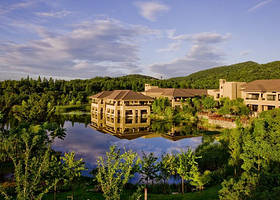 【秋季正当时错峰特惠】杭州良渚君澜度假酒店+双人早餐+旅拍体验可加订良渚遗址公园/浆板/萌宠乐园等套餐