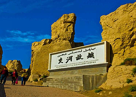 乌鲁木齐乌鲁木齐天山大峡谷+火焰山景区+葡萄沟+坎儿井乐园+交河故城+交河古村+苏公塔二日游【官方推荐】