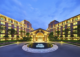 【错峰出行】亲子度假★抚仙湖翡翠湾酒店含早+抚仙湖国际马戏大剧院《超级大马戏》门票或海豚之家门票等多套餐可定