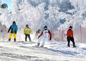【滑雪套餐热卖】滑雪季★张家口崇礼万龙滑雪场官方酒店1晚+双人自助早餐+双人万龙滑雪场1日票+双人酒店汤泉