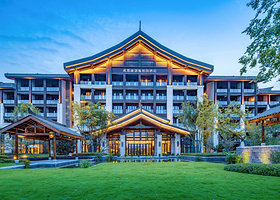 【官方五钻酒店】可选成都热雪奇迹滑雪套餐/清城汤池门票+成都融创文旅城内-成都融创施柏阁酒店2天1晚+双人早餐