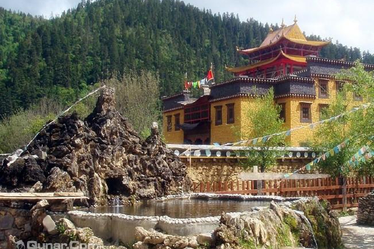 霞给藏族文化村旅游