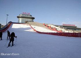 温都爱思诺滑雪场戏雪乐园