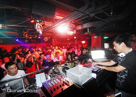 三里屯灯笼俱乐部