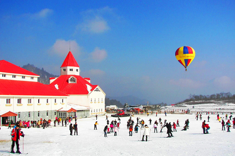 西岭雪山滑雪场旅游