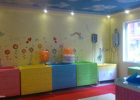 小飞侠婴儿游泳馆